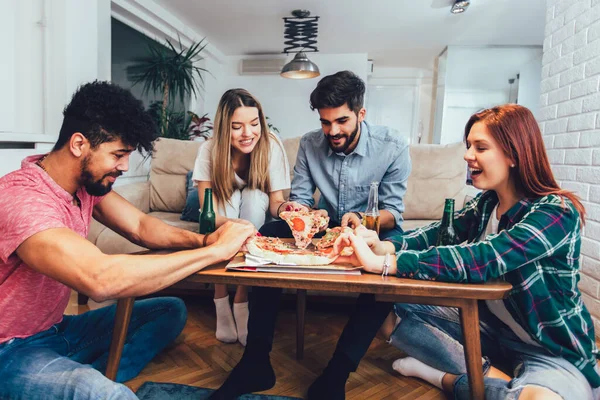 Grupo Jóvenes Amigos Comiendo Pizza Fiesta Casa Concepto Comida Rápida —  Fotos de Stock