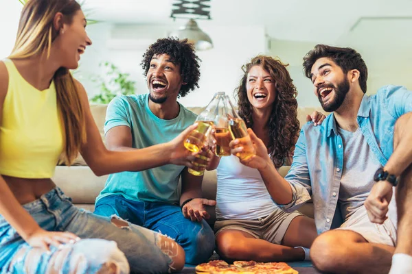 Grupo Jóvenes Amigos Multiétnicos Comiendo Pizza Casa Divirtiéndose — Foto de Stock