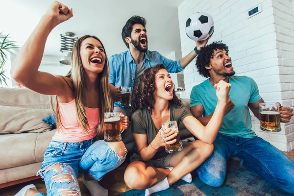 サッカーの試合を見て 屋内で自宅で食事をすることで 非常に興奮した友人 ホームパーティーのコンセプト — ストック写真