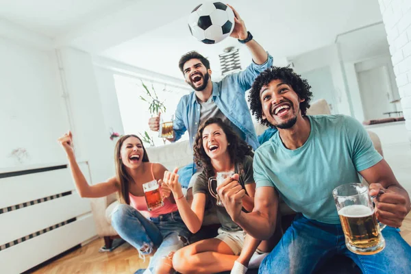 Very Excited Friends Having Fun Watching Football Match Eating Home — Stock Photo, Image