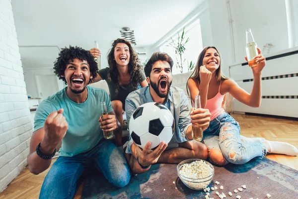 Muito Animado Amigos Divertindo Assistindo Jogo Futebol Comer Casa Dentro — Fotografia de Stock