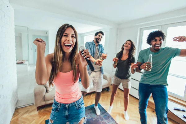 Szczęśliwi Przyjaciele Śpiewający Karaoke Razem Domu Grupa Przyjaciół Robi Imprezę — Zdjęcie stockowe