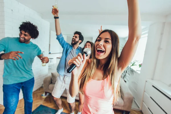 Happy Friends Singing Karaoke Together Home Group Friends Having Party — Stock Photo, Image