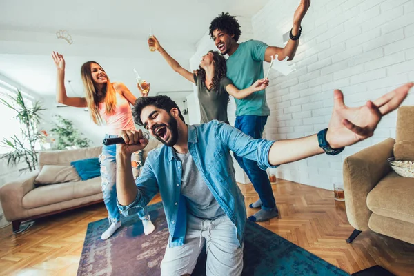 Glückliche Freunde Die Hause Gemeinsam Karaoke Singen Gruppe Von Freunden — Stockfoto