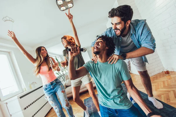 Glückliche Freunde Die Hause Gemeinsam Karaoke Singen Gruppe Von Freunden — Stockfoto