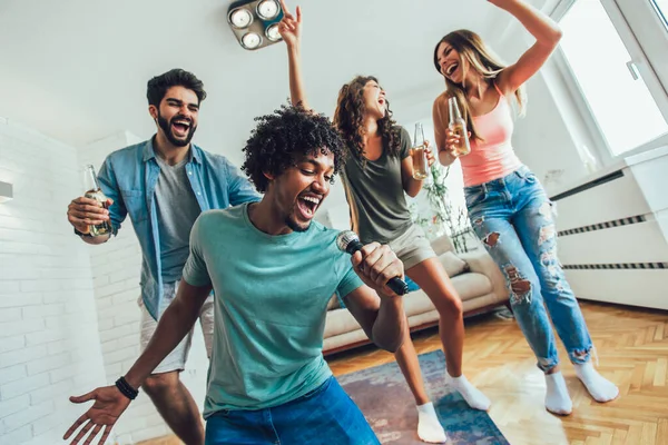 Mutlu Arkadaşlar Evde Birlikte Karaoke Yapıyorlar Bir Grup Arkadaş Evde — Stok fotoğraf