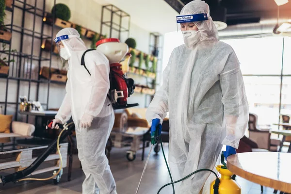 Pekerja Profesional Dalam Pakaian Hazmat Mendisinfeksi Dalam Ruangan Kafe Atau — Stok Foto