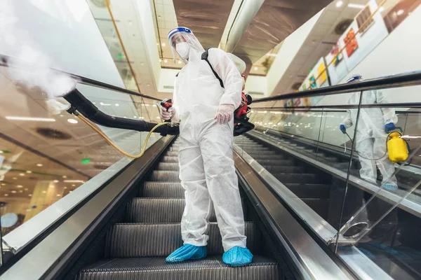 Trabajadores Profesionales Trajes Materiales Peligrosos Desinfectando Interiores Centros Comerciales Riesgo —  Fotos de Stock