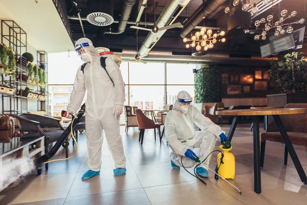 Professionele Werknemers Hazmat Pakken Desinfecteren Binnenshuis Van Cafe Restaurant Pandemische — Stockfoto