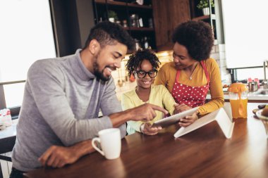 Mutfakta Dijital Tablet Birlikte Kullanılan Aile