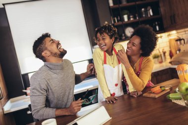 Mutfakta Dijital Tablet Birlikte Kullanılan Aile