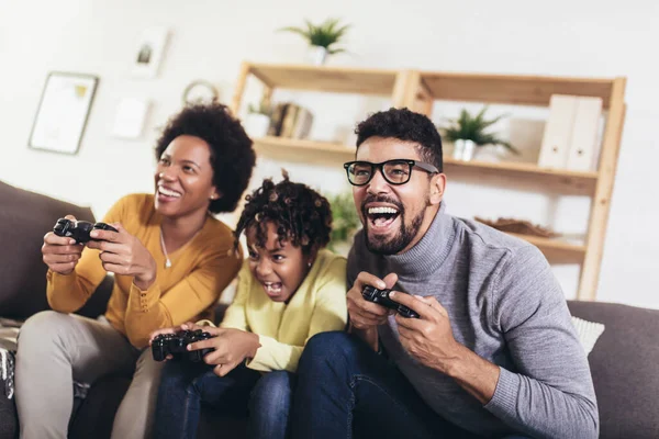 Famiglia Afroamericana Casa Seduta Sul Divano Giocare Insieme Videogiochi Console — Foto Stock