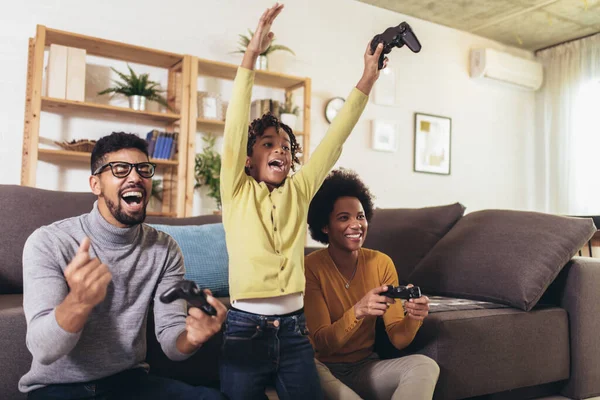 Familia Afroamericana Casa Sentada Sofá Sofá Jugando Videojuegos Consola Juntos — Foto de Stock