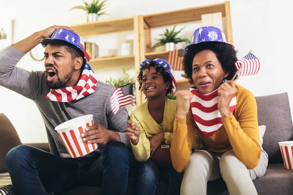 Izlerken Spor Oyunları Evde Kanepe Üzerinde Tezahürat Mutlu Afro Amerikan — Stok fotoğraf