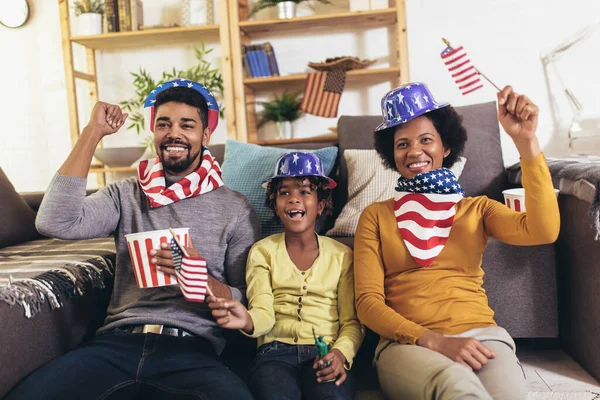 Glücklich Afrikanisch Amerikanische Familie Von Drei Vor Dem Fernseher Und — Stockfoto