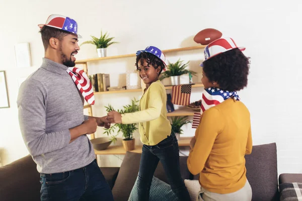 Izlerken Spor Oyunları Evde Kanepe Üzerinde Tezahürat Mutlu Afro Amerikan — Stok fotoğraf