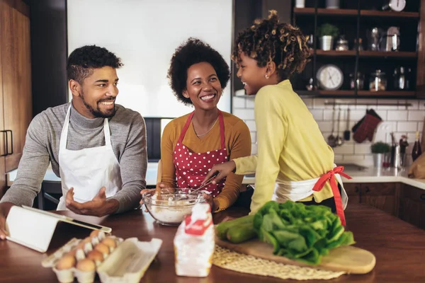 快乐的家庭一起在厨房准备健康的食物 — 图库照片
