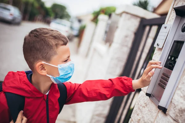 Bei Coronavirus Und Grippeausbruch Tragen Kinder Gesichtsmasken Der Junge Trägt — Stockfoto