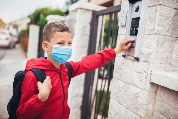 Bei Coronavirus Und Grippeausbruch Tragen Kinder Gesichtsmasken Der Junge Trägt — Stockfoto