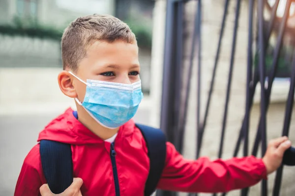 Bei Coronavirus Und Grippeausbruch Tragen Kinder Gesichtsmasken Der Junge Trägt — Stockfoto