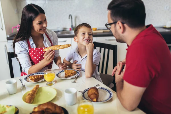 Šťastná Matka Otec Syn Snídají Doma — Stock fotografie