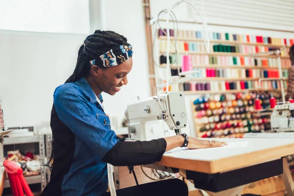Fiatal Afrikai Textilmunkás Varrt Gyártósoron Ruhatisztító Dolgozik Varrógép — Stock Fotó