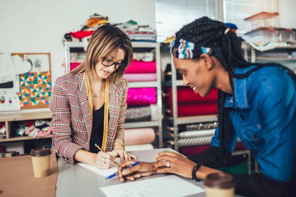 Dos Jóvenes Empresarias Diseñadores Moda Que Trabajan Taller — Foto de Stock