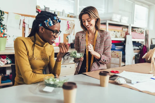 Duas Jovens Empresárias Estilistas Que Trabalham Atelier Fazem Uma Pausa — Fotografia de Stock