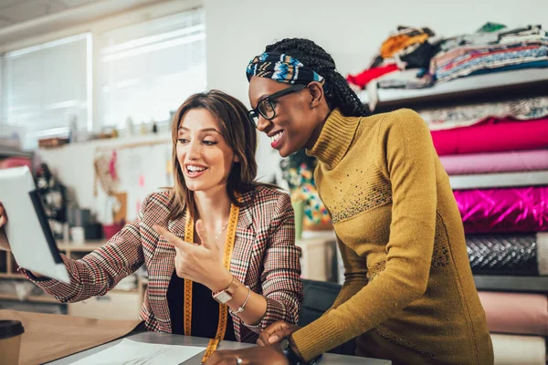 Duas Jovens Empresárias Designers Moda Que Trabalham Atelier Usando Tablet — Fotografia de Stock