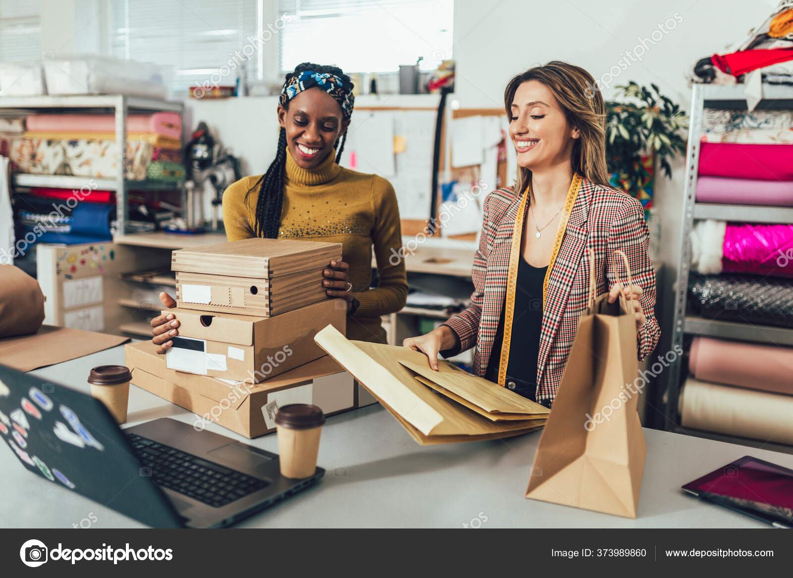 Sales Online Mujeres Trabajadoras Tienda Ellos Aceptan Nuevos Pedidos Linea Foto de stock 373989860 adriaticphoto