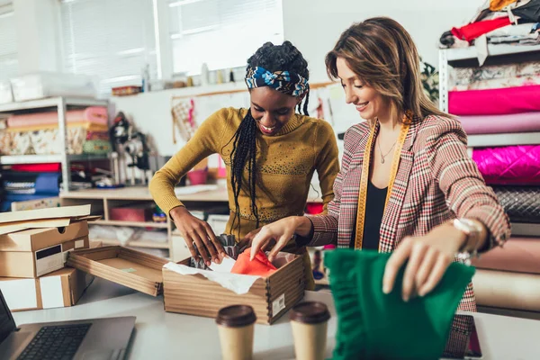 Online Verkoop Werkende Vrouwen Hun Winkel Accepteren Nieuwe Bestellingen Online — Stockfoto