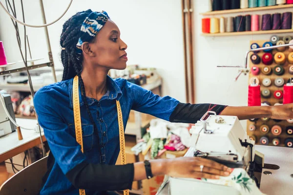 Joven Trabajador Textil Africano Cosiendo Línea Producción Dressmaker Mujer Trabajando —  Fotos de Stock