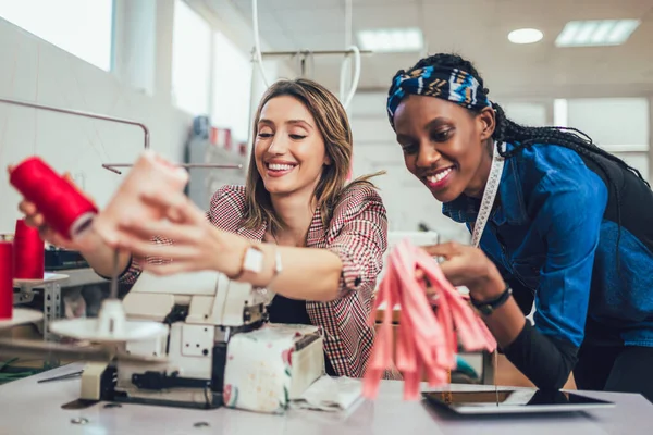 Dressmaker Mujer Trabajando Con Máquina Coser — Foto de Stock