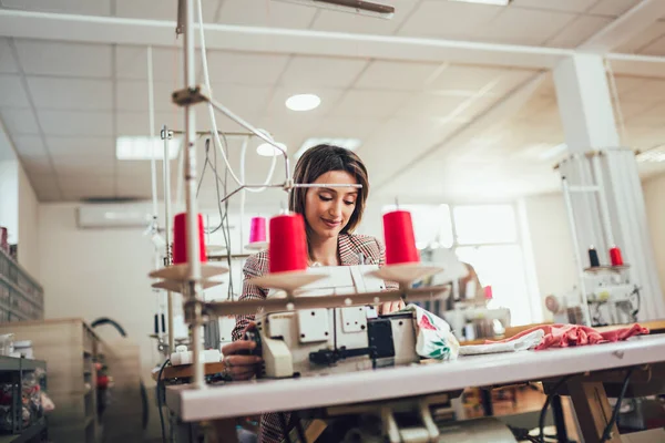 Jeune Ouvrier Textile Couture Sur Ligne Production Dressmaker Femme Travaillant — Photo