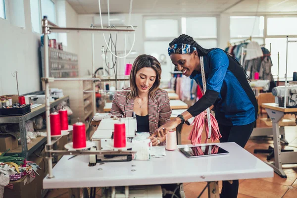 Dressmaker Femme Travaillant Avec Machine Coudre — Photo