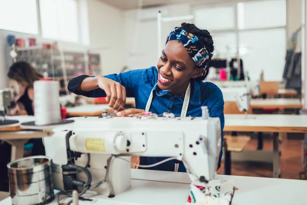 Joven Trabajador Textil Africano Cosiendo Línea Producción Dressmaker Mujer Trabajando —  Fotos de Stock