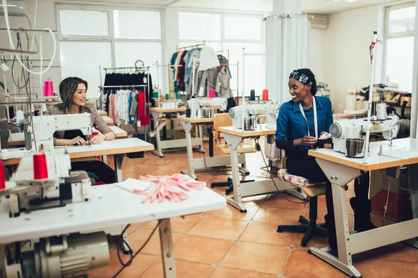 Dressmaker Wanita Bekerja Dengan Mesin Jahit — Stok Foto