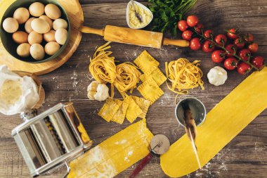 Farklı türde ev yapımı makarna. Taze makarna ev yapımı.