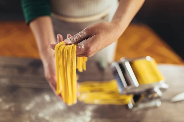 Zbliżenie Procesu Gotowania Domowej Roboty Makaronu Kobieta Zrobić Świeże Włoski — Zdjęcie stockowe