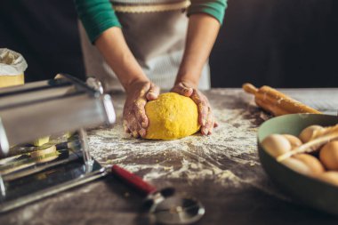 Hamuru un tozu ile yoğuran dişi fırıncı ellerini kapat..