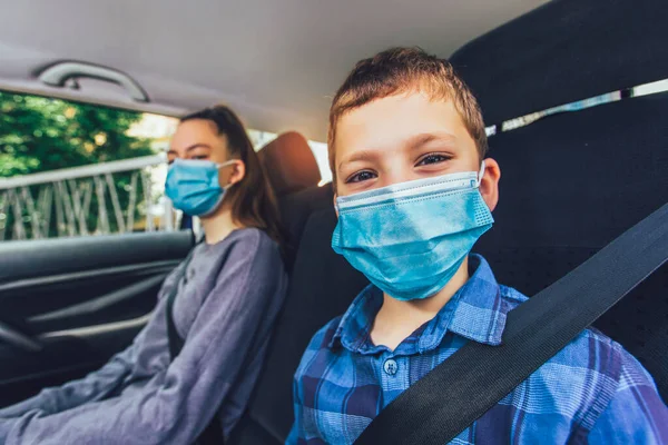 Děti Nosí Antivirové Masky Autě Používají Digitální Tablety Děti Cestují — Stock fotografie