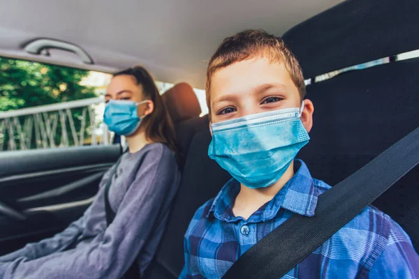 Niños Con Máscaras Antivirus Tabletas Digitales Coche Los Niños Viajan —  Fotos de Stock