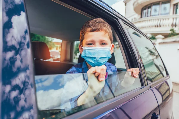 Kids Wearing Virus Masks Using Digital Tablets Car Kids Travelling — Stock Photo, Image