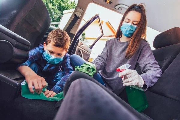 Tiener Meisje Haar Broers Schoonmaken Van Auto Dragen Beschermende Masker — Stockfoto