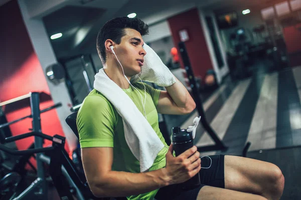 Hombre Deportivo Guapo Descansando Teniendo Romper Agua Potable Después Hacer —  Fotos de Stock