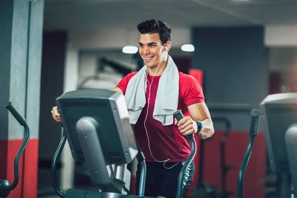 Ung Man Som Tränar Crosstrainer Gym — Stockfoto