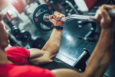 Spor salonunda egzersiz yapan yakışıklı bir genç.