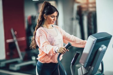 Güzel bir kadın tarafından spor salonunda yapılan kardiyo çalışması