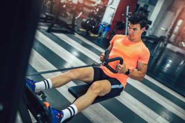 Askıya alma eğitimi alan beyaz bir adam.