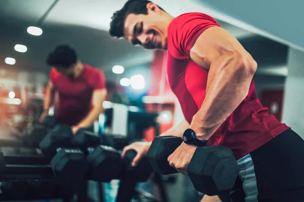 Ung Stilig Man Gör Övningar Gym — Stockfoto